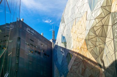 Melbourne, Avustralya - 9 Ekim 2014: upvard görünüm Federasyonu kare modern mimarileri