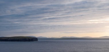 Gün batımında Orkney büyüleyici deniz manzarası