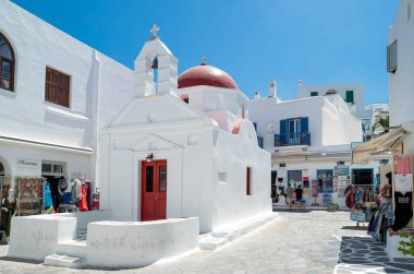 Mykonos, Yunanistan - 6 Temmuz 2017: Chora eski köyünde küçük bir ortodoks kilisesi