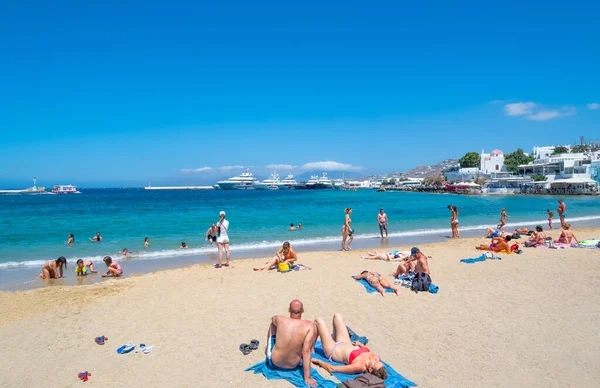 Mykonos Görögország Július 2017 Tourista Strandon Chora Régi Falu — Stock Fotó