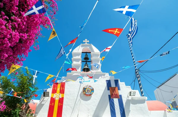 ギリシャのミコノス島 2017年7月6日 祭りと旗 チョーラ旧村にある正統派教会の上に — ストック写真