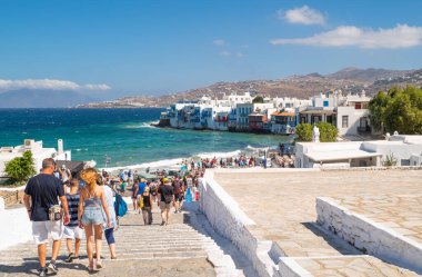 Mykonos, Yunanistan - 6 Temmuz 2017: Chora eski köyünün Küçük Venedik bölgesine bir grup turist