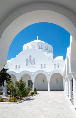 Santorini, Yunanistan - 5 Temmuz 2017: Ortodoks Metropolitan Katedrali Manastırı