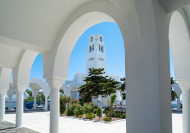 Santorini, Yunanistan - 5 Temmuz 2017: Ortodoks Metropolitan Katedrali Manastırı