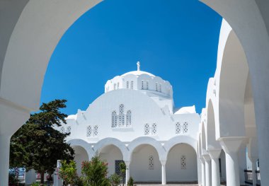 Santorini, Yunanistan - 5 Temmuz 2017: Ortodoks Metropolitan Katedrali Manastırı
