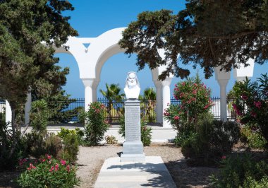 Santorini, Yunanistan - 5 Temmuz 2017: Ortodoks Metropolitan Katedrali 'nin manastırında bir keşişin büstü)