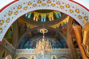 Santorini, Yunanistan - 5 Temmuz 2017: Ortodoks Büyükşehir Katedrali 'nin iç resimleri ve dekorasyonları