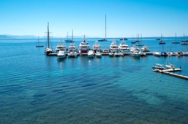 Korfu, Yunanistan - 4 Temmuz 2017: Yat limanının eski sahil şeridindeki tekneleri