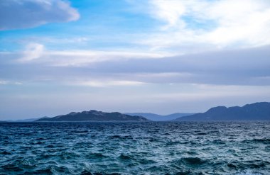 Yunanistan, Selanik körfezi, gün batımında denizden Aegina Adası manzarası