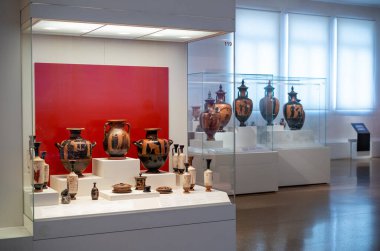 Atina, Yunanistan - 16 Mart 2018: Ulusal Arkeoloji Müzesinde Antik boyanmış amforalar