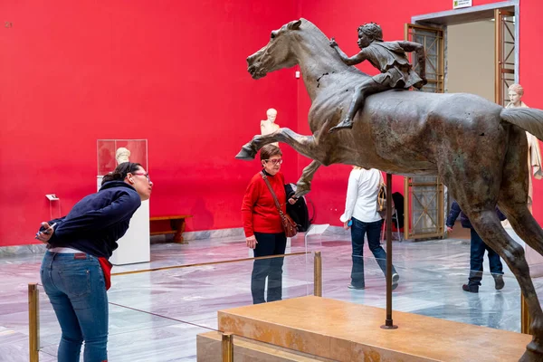 Atenas Grecia Marzo 2018 Visitantes Mirando Jockey Artemision Museo Arqueológico —  Fotos de Stock