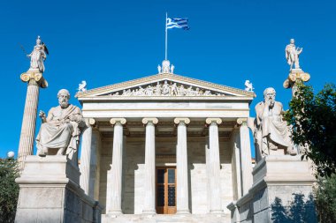 Yunan filozof ve tanrıların heykelleriyle Atina Akademisi 'nin ana girişi Yunanistan, Atina