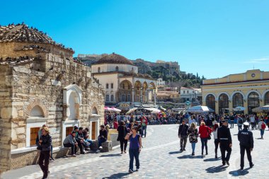 Atina, Yunanistan - 15 Mart 2018: Monastiraki Meydanı 'nda yerel halk ve turistler