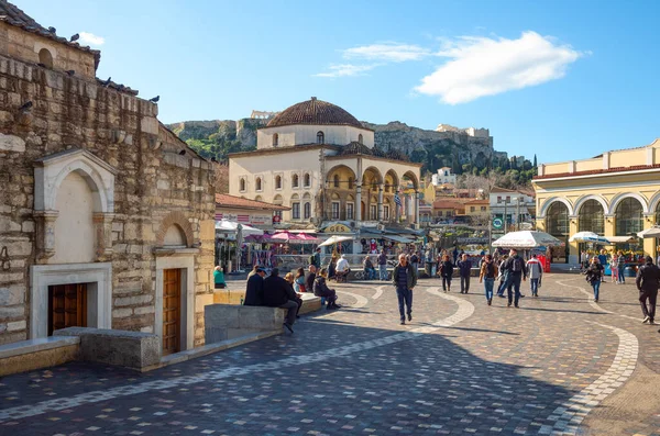 Atina, Yunanistan - 15 Mart 2018: Monastiraki Meydanı 'nda yerel halk ve turistler