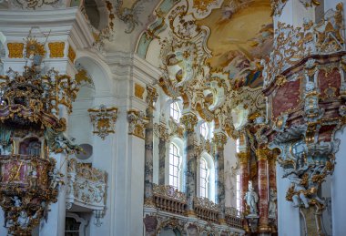 Wies, Almanya - 25 Temmuz 2018: Bavyera İniş Aracı, freskler ve Kamçılı Kurtarıcı Kilisesi 'nin iç mekanında altın madalyalar