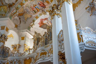 Wies, Almanya - 25 Temmuz 2018: Bavyera İniş Aracı, freskler ve Kamçılı Kurtarıcı Kilisesi 'nin iç mekanında altın madalyalar