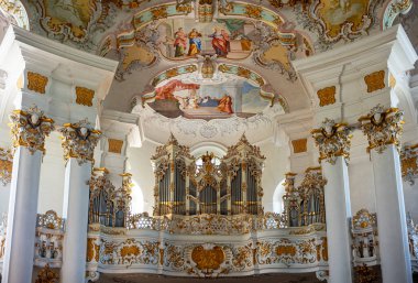 Wies, Almanya - 25 Temmuz 2018: Bavyera İniş Aracı, Hacı Kurtarıcı Kilisesi 'nin antik organı.