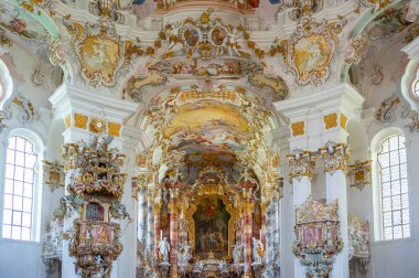 Wies, Almanya - 25 Temmuz 2018: Bavyera İniş Aracı, freskler ve Kamçılı Kurtarıcı Kilisesi 'nin iç mekanında altın madalyalar