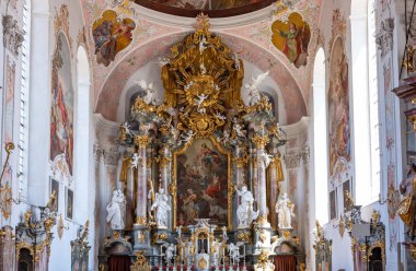 Ettal, Almanya - 25 Temmuz 2018: Bavyera Lander, St.Peter ve Paul Church, Nave 'in freskleri ve ekorasyonları