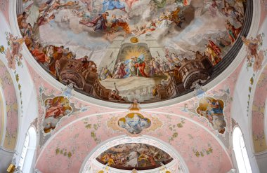 Ettal, Almanya - 25 Temmuz 2018: Bavyera Lander, St. Peter ve Paul Church, naf tavanının freskleri ve ekoleksiyonları