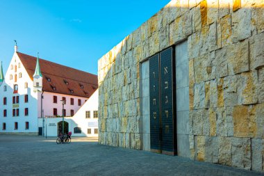 Münih. Almanya - 27 Temmuz 2018: Yahudi mahallesindeki sinagoga giriş