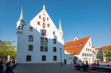 Münih. Almanya - 27 Temmuz 2018: Yahudi mahallesinin ana meydanında, arka planda Yahudi müzesi bulunan insanlar