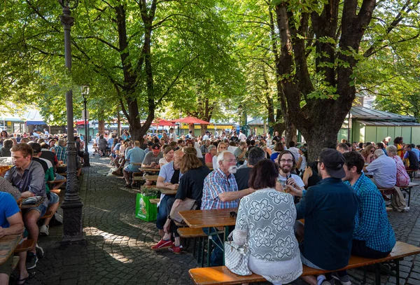 Мюнхен Германия Июля 2018 Года Толпа Местных Жителей Туристов Сидящих — стоковое фото