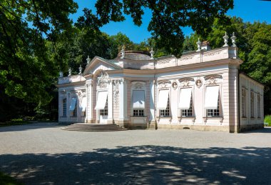 Münih. Almanya - 27 Temmuz 2018: Nymphenburg Park 'taki Amalienburg köşkü