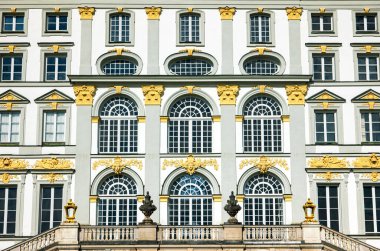 Münih. Almanya - 27 Temmuz 2018: Nymphenburg Sarayı 'nın ön cephesinin detayları