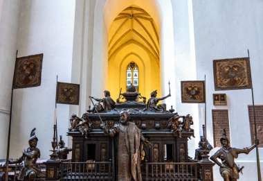 Münih. Almanya - 26 Temmuz 2018 Kaiser Ludwig 'in Meryem Ana Katedrali' ndeki anıtı (ayrıca Monchen Dom olarak da bilinir))