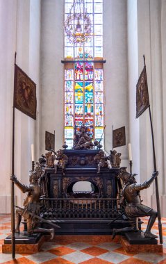 Münih. Almanya - 26 Temmuz 2018 Kaiser Ludwig 'in Meryem Ana Katedrali' ndeki anıtı (ayrıca Monchen Dom olarak da bilinir))