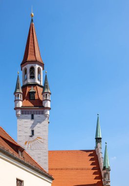 Münih. Almanya, eski belediye binasının saat kulesinin ayrıntıları.