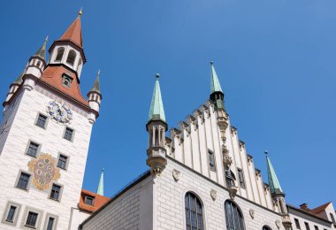 Münih. Almanya - 26 Temmuz 2018: Marienplatz Meydanı, Eski Belediye Binası