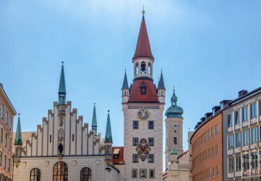 Münih. Almanya - 26 Temmuz 2018: Marienplatz Meydanı, Eski Belediye Binası