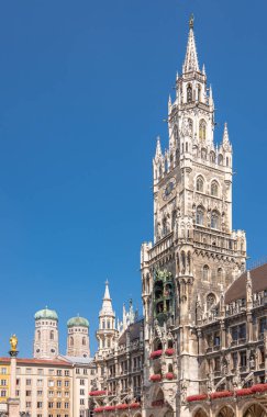 Münih. Almanya - 26 Temmuz 2018: Marienplatz Meydanı, New Town Hall 'un saat kulesi