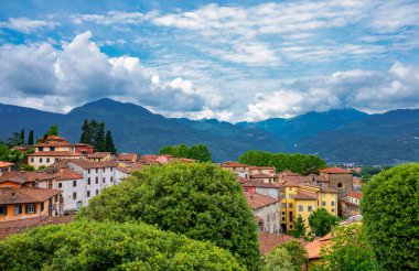 İtalya, Barga, arka planda Apuane Alpleri olan şehrin panoramik manzarası