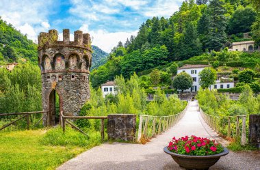 İtalya, Bagni di Lucca, Villa Demidoff parkındaki küçük ortaçağ kulesi ve köprüsü.,