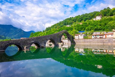 İtalya, Toskana, Garfagnana bölgesi, Borgo a Mozzano, Ponte della Maddalena veya Serchio Nehri üzerindeki Ponte del Diavolo (Şeytan Köprüsü)