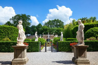Lucca, İtalya - 5 Haziran 2018: Pfanner sarayının bahçesinin beyaz heykelleri