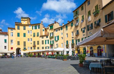 Lucca, İtalya - 5 Haziran 2018: Mimarlar Anfiteatro Meydanı 'nın hemisikletinde düzenlendi