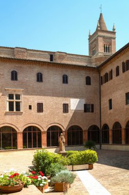Ascanio, İtalya - 25 Haziran 2020: Monte Oliveto Maggiore Santa Maria Manastırı