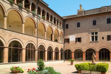 Ascanio, İtalya - 25 Haziran 2020: Monte Oliveto Maggiore Santa Maria Manastırı
