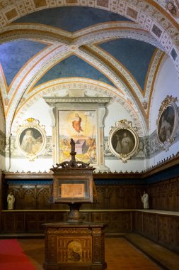Ascanio, İtalya - 25 Haziran 2020: Monte Oliveto Maggiore Santa Maria Manastırı, kilise korosunun odun, resim ve dekorasyonları