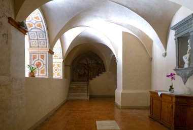 Ascanio, İtalya - 25 Haziran 2020: Monte Oliveto Maggiore Santa Maria Manastırı, keşişlerin mezarına giden koridor