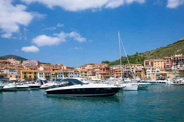 ポルト エルコール イタリア 2018年7月4日 背景の町と港のレジャーボート — ストック写真