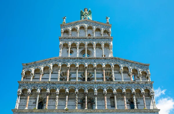 Lucca Italien Blick Nach Oben Auf Die Fassade Der Kirche — Stockfoto