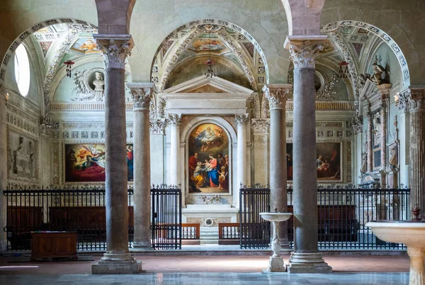 イタリアのルッカ 6月5 2018 フレディアーノ大聖堂 ブオンヴィジ礼拝堂で聖アンを描いたフレスコ画 — ストック写真