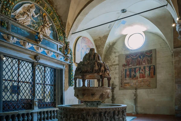 Lucca Italië Juni 2018 San Frediano Basiliek Marmeren Doopvont Onder — Stockfoto