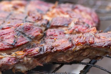 Sıcak, sulu, iştah açıcı, orta kızarmış dana biftek, pişmiş ızgara ama açık havada. Yaz tatili medeniyet uzak temasıdır. Et dükkanlar için banner.