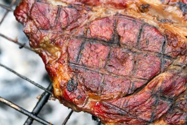 Sıcak, sulu, iştah açıcı, orta kızarmış dana biftek, pişmiş ızgara ama açık havada. Yaz tatili medeniyet uzak temasıdır. Et dükkanlar için banner.